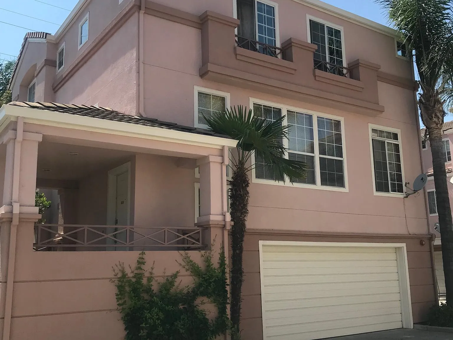 3 bed, 2.5 bath, 1375 sqft, $4,080 — Photo 2