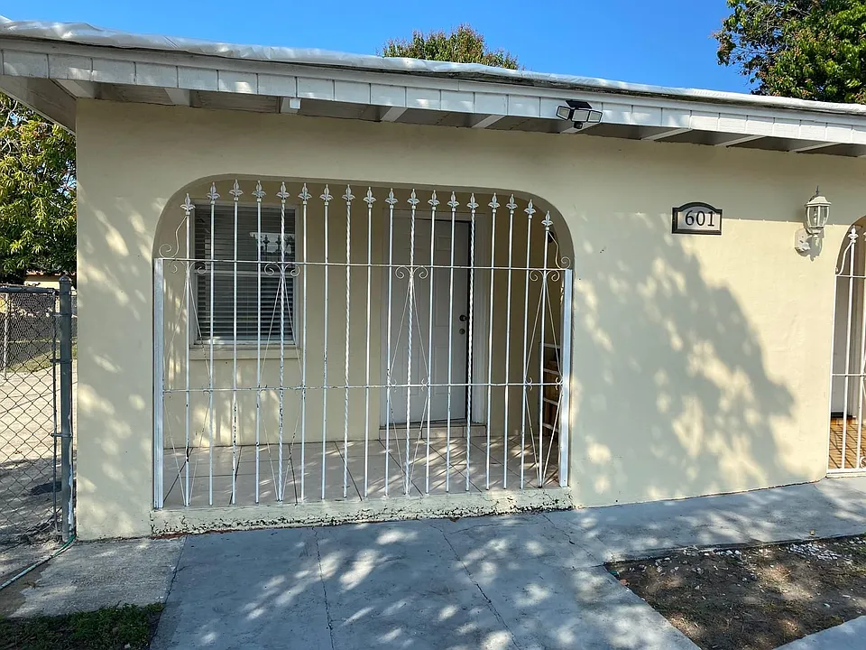 601 W Obispo Ave #FRONT EFFICIENCY UNI