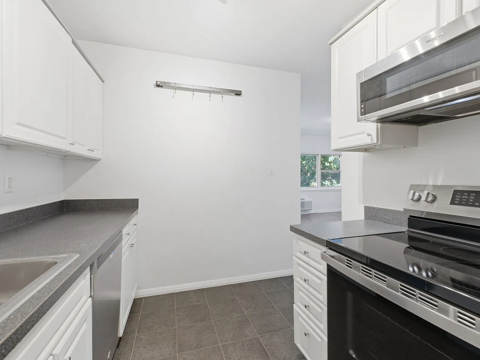 2 bed, 757 sqft, $1,800 — Photo 3