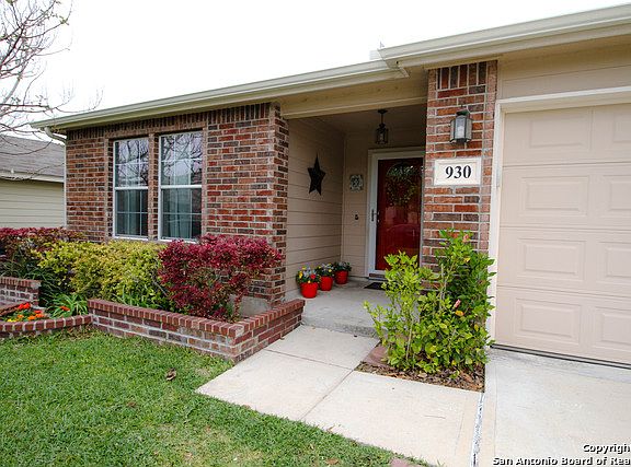 2nd image of 930 Magnolia Fld