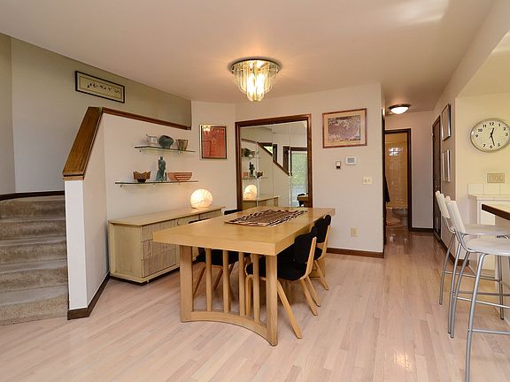 Bleached oak floors, excellent art spaces