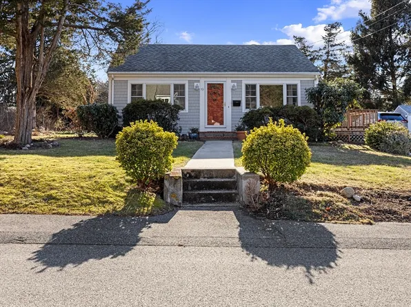 19 Daniel St, Falmouth, MA 02540