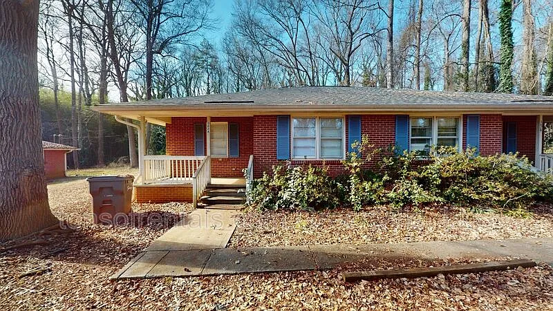 3 bed, 1.0 bath, 905 sqft, $995 — Photo 1