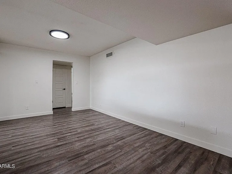 1803 W Maryland Ave — Photo 19
