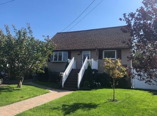 35 E Marine Ave, Lindenhurst, NY 11757