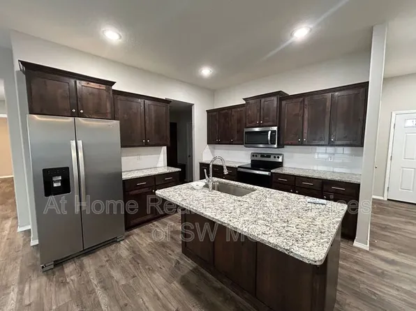 211 E Rosalie St, Strafford, MO 65757