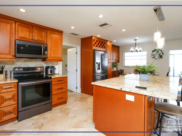 698 107th Ave N, Naples, FL 34108