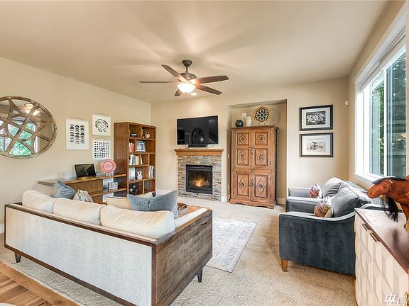 Gas fireplace, warm colors - super comfortable!