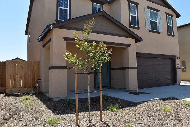 4 bed, 2.5 bath, 1924 sqft, $2,350 — Photo 3