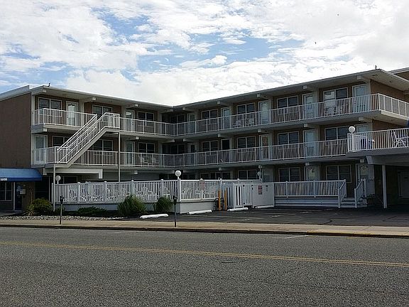 ViewAtlantic Ave pool/office