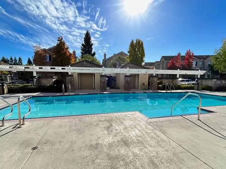 401 Skylark Ct — Photo 44