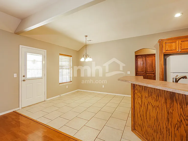 945 Ethan Ln — Photo 6