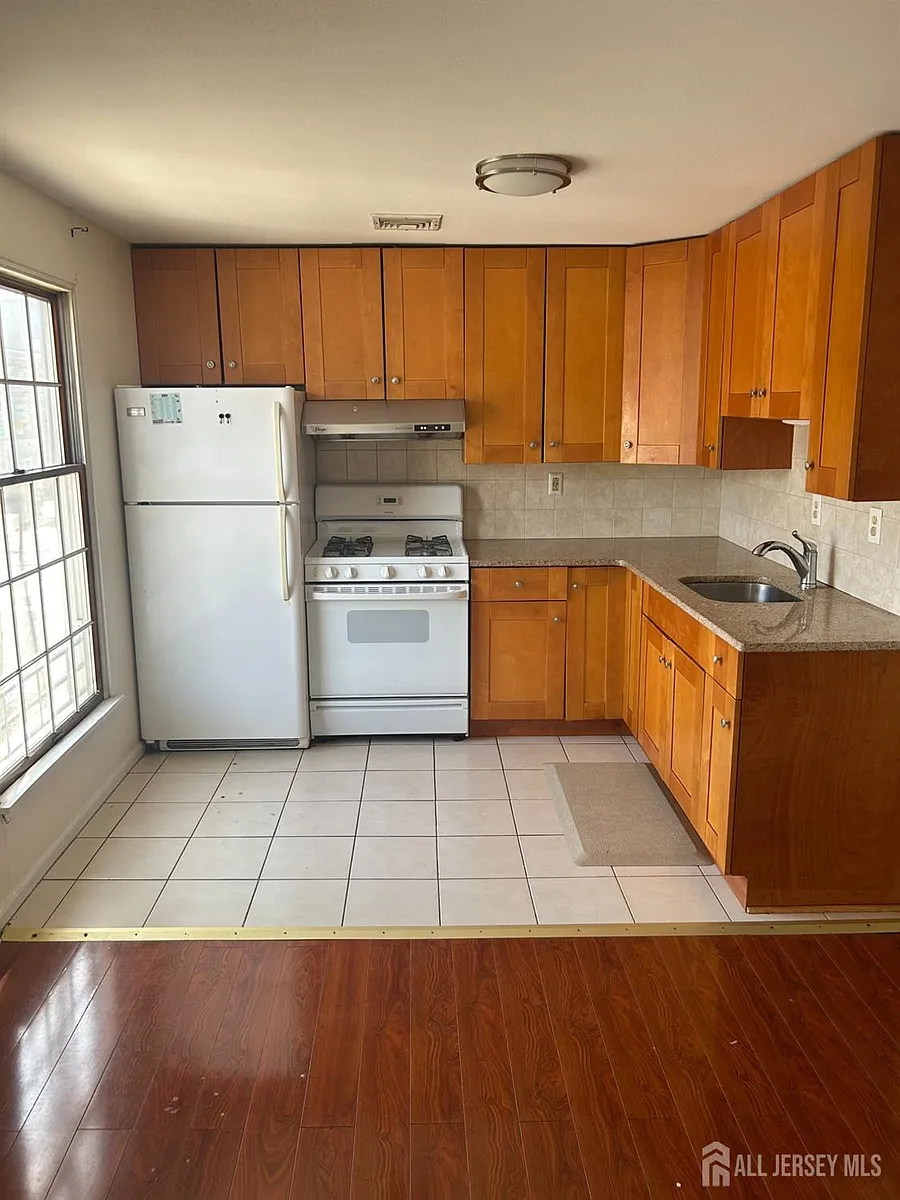 Building Photo - 435 Main St #2D