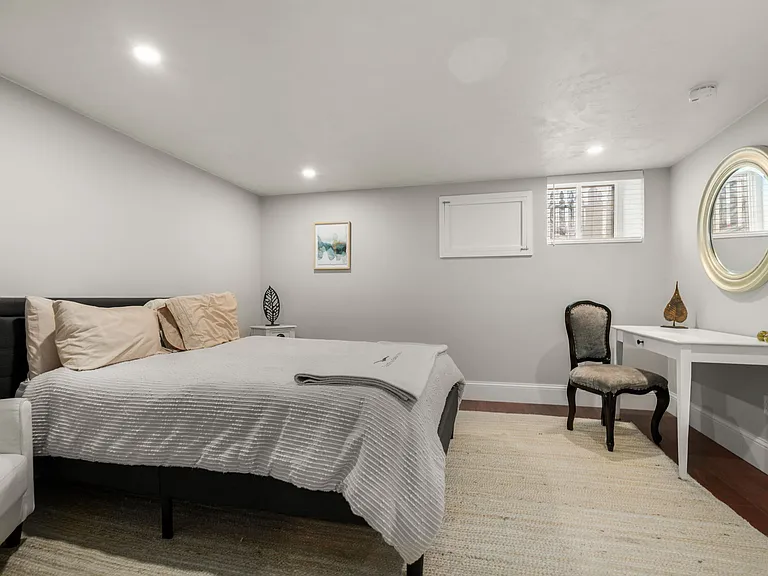 417 E 7th St #1 — Photo 18