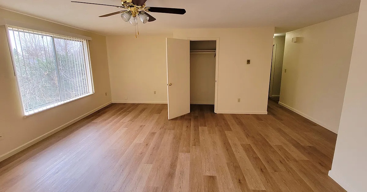 Building Photo - 1340 Summers Ln #2