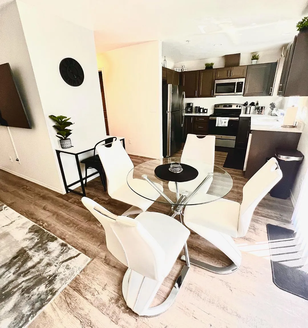 2 bed, 900 sqft, $1,400 — Photo 2