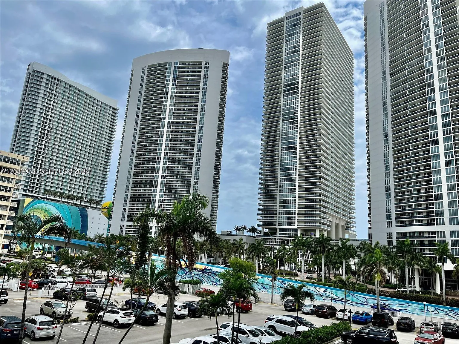 Plaza Towers South Condo — Photo 1