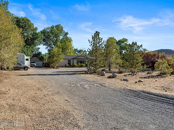 4th image of 1075 Mesa Dr