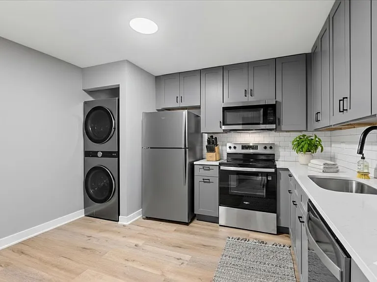 Maple Grove Apartments - Luxury and Convenience in Mundelein! — Photo 39
