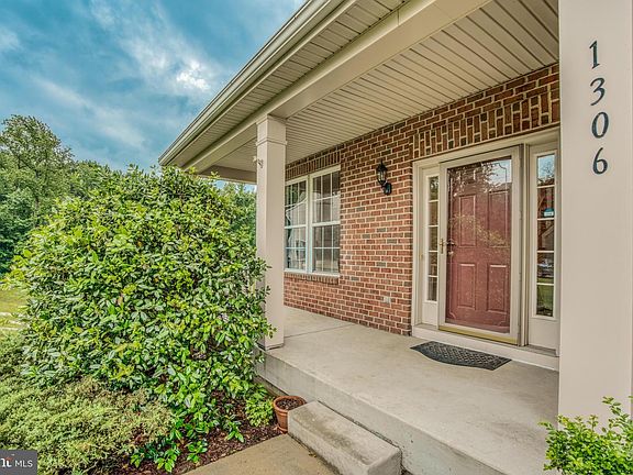 3rd image of 1306 Forest Oak Ct