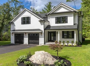 39 Concord Rd, Bedford, MA 01730