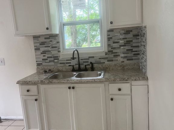 3rd image of 19749 Glastonbury Rd