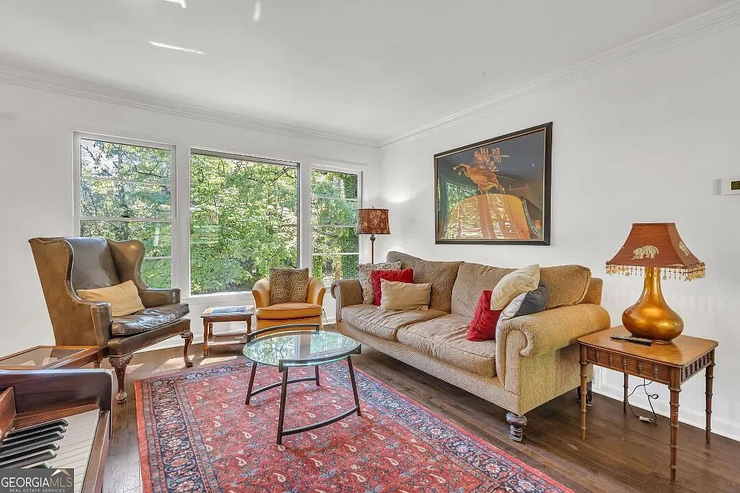 3 bed, 1.5 bath, 2472 sqft, $2,200 — Photo 3