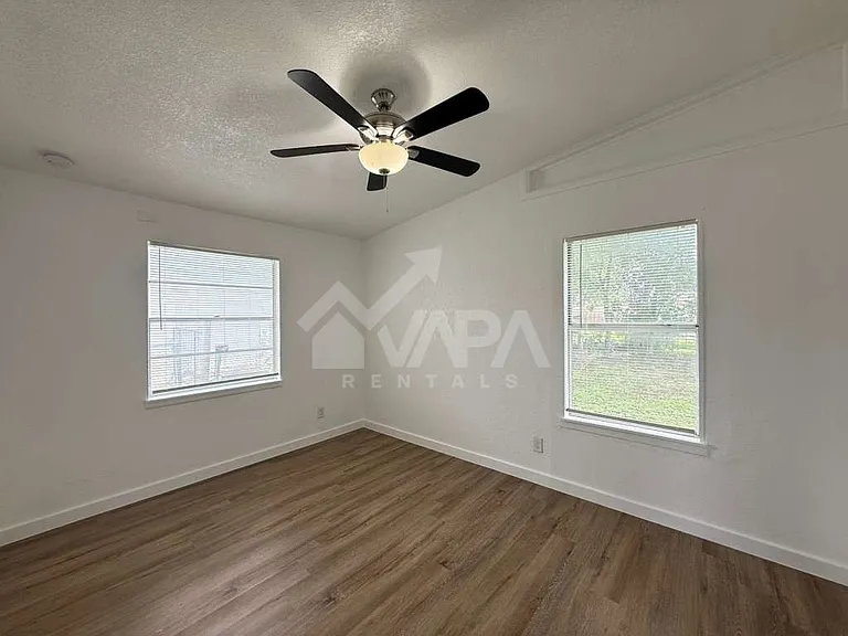 518 Jamaica Dr — Photo 12
