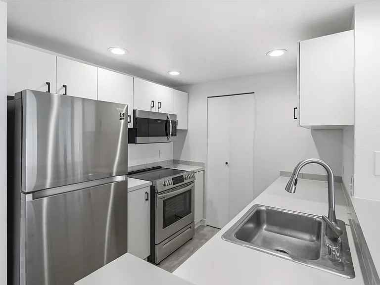 121 Vine St #2004 — Photo 6
