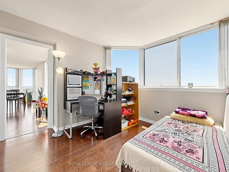 1360 Rathburn Rd E #1808 — Photo 21