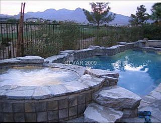 Hot tub with complimentary heated pool 