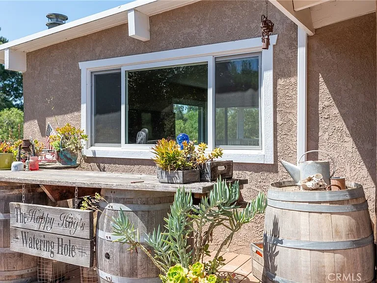 1014 Hacienda Dr — Photo 2