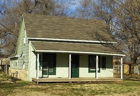 1st image of 301 N Pecan St