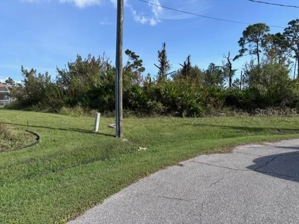 103 Crane Ter #33, Rotonda West, FL 33947
