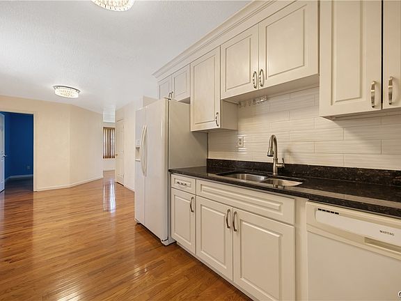 5th image of 617 Plymouth Ave