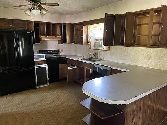 3rd image of 3913 Oakmont Ln NE