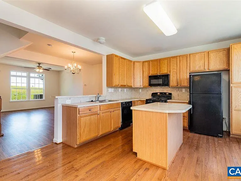 2138 Lockwood Dr — Photo 5
