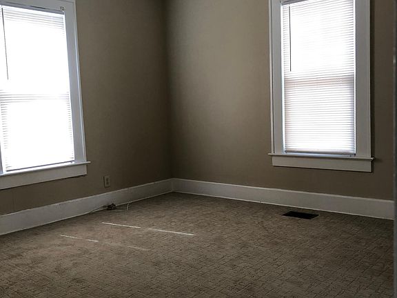 Large bedroom with new carpet