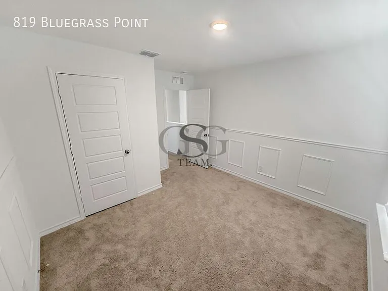 819 Bluegrass Point — Photo 3