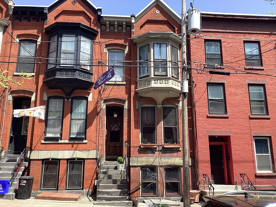Historic district location around the corner from the Governor's Mansion.