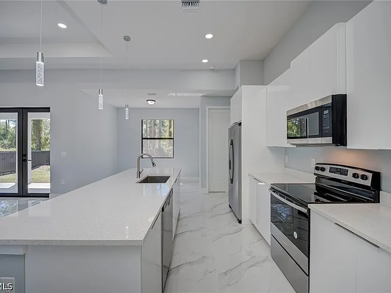 872 Spaulding St E — Photo 9