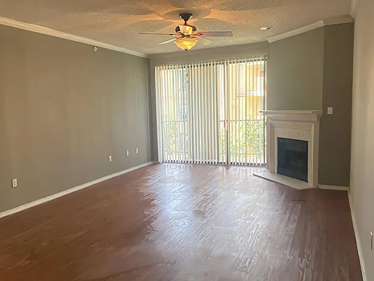 Living Room w/fireplace