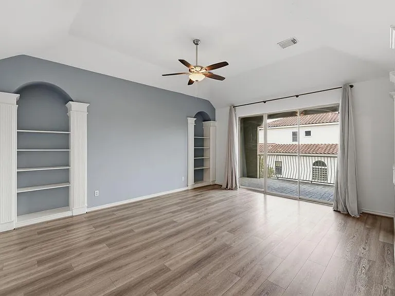 110 E Detering St — Photo 9