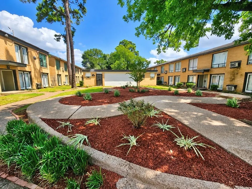 3629 N Mac Gregor Dr #35