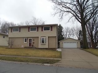 2919 Woodland Ln, Bettendorf, IA