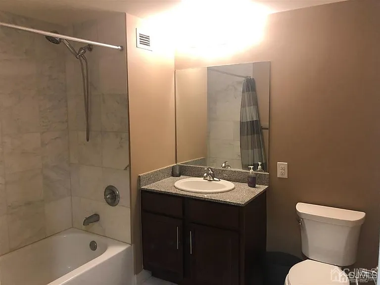 110 Somerset St #2109 — Photo 10