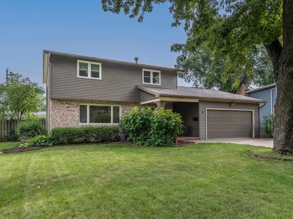 10 Imperial Ct, Davenport, IA 52807