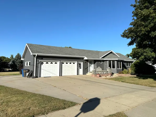 1300 Roland Ln, Mitchell, SD 57301