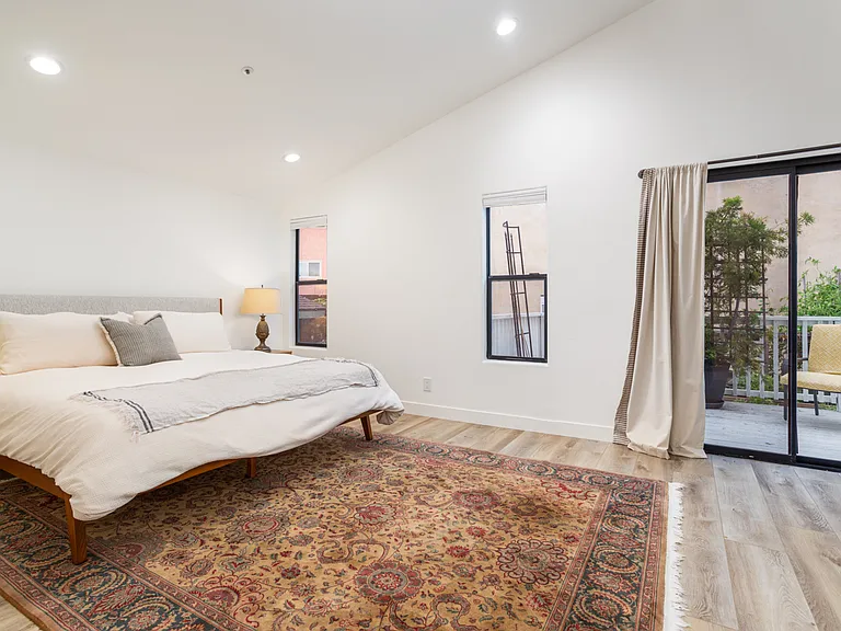 King size bed in master with balcony.