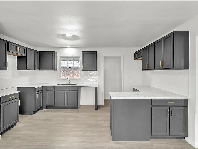10313 N McKinley Ave — Photo 9